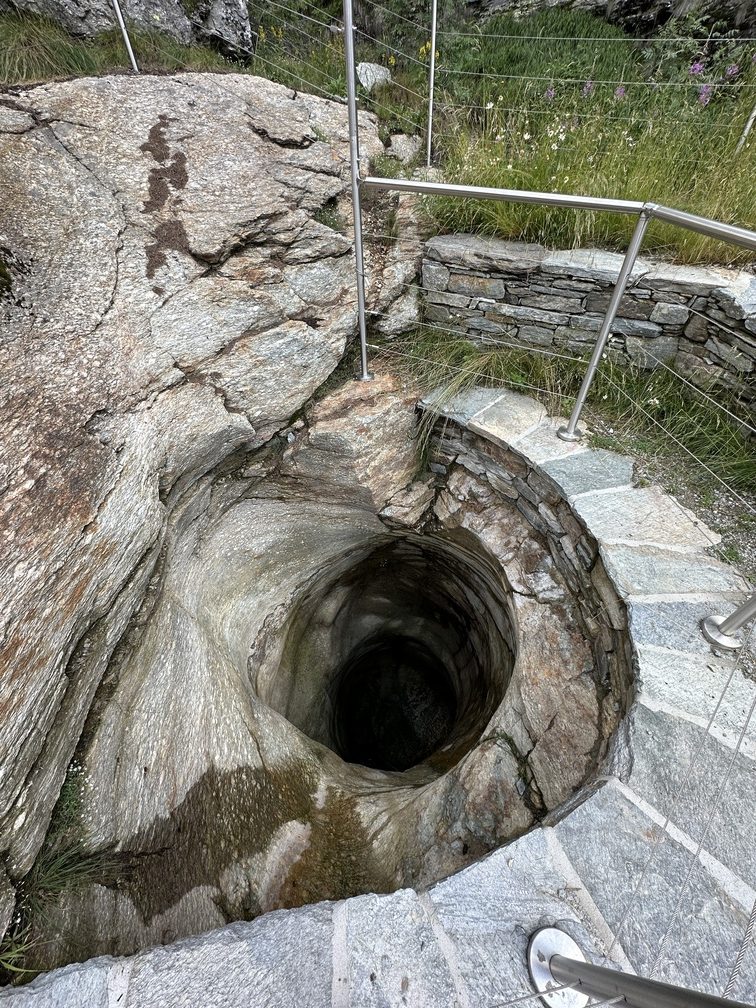 Il Giardino dei Ghiacciai a Cavaglia - marmitta di Puntalta.