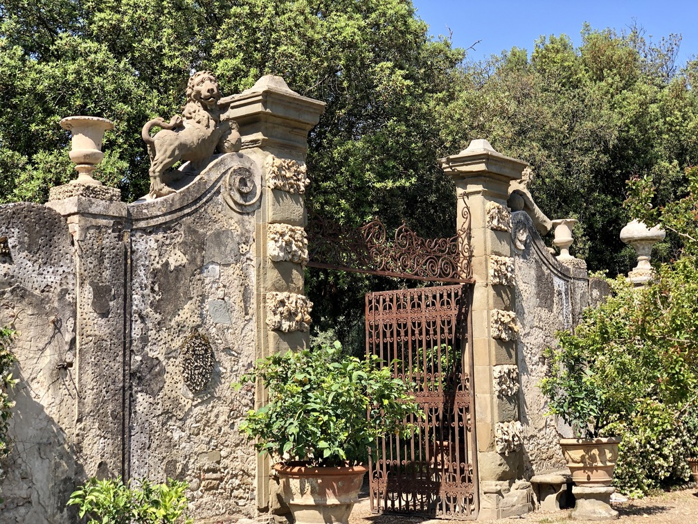 Villa Corsi Salviati - muro sud e cancello restaurati.