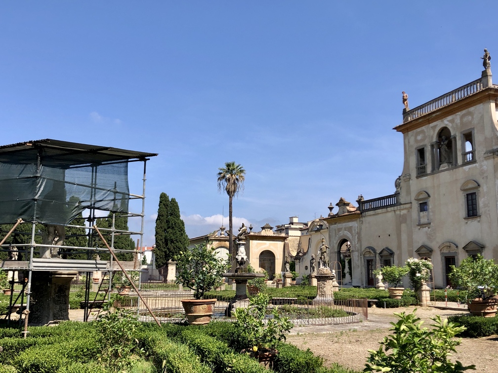 Villa Corsi Salviati - giardino all'italiana e restauro di una delle statue.