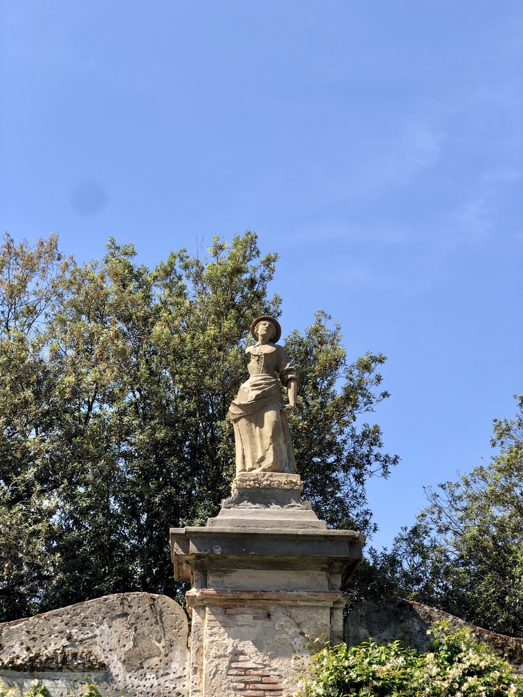Villa Corsi Salviati - statua restaurata sul muro sud.