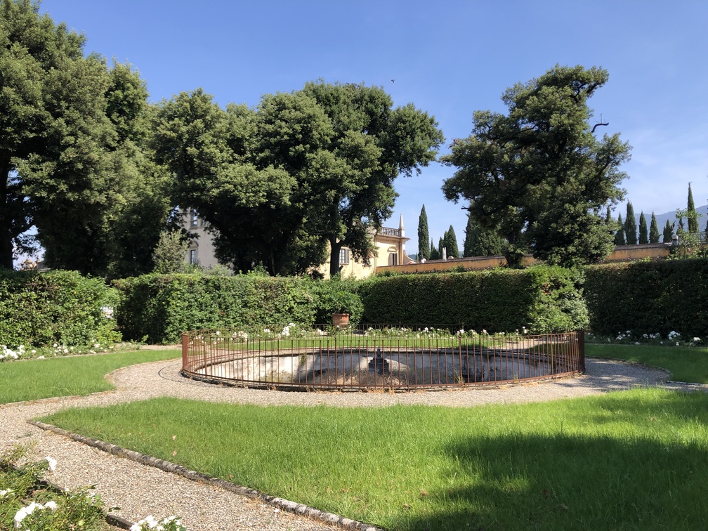 Villa Corsi Salviati - giardino all'inglese: vasca e roseto.
