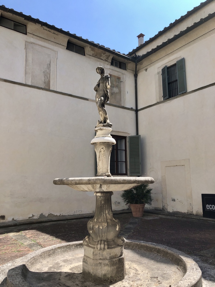Villa Corsi Salviati - interno: cortile.