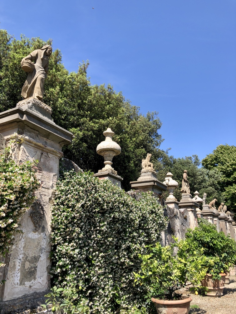 Villa Corsi Salviati - statue restaurate sul muro sud.
