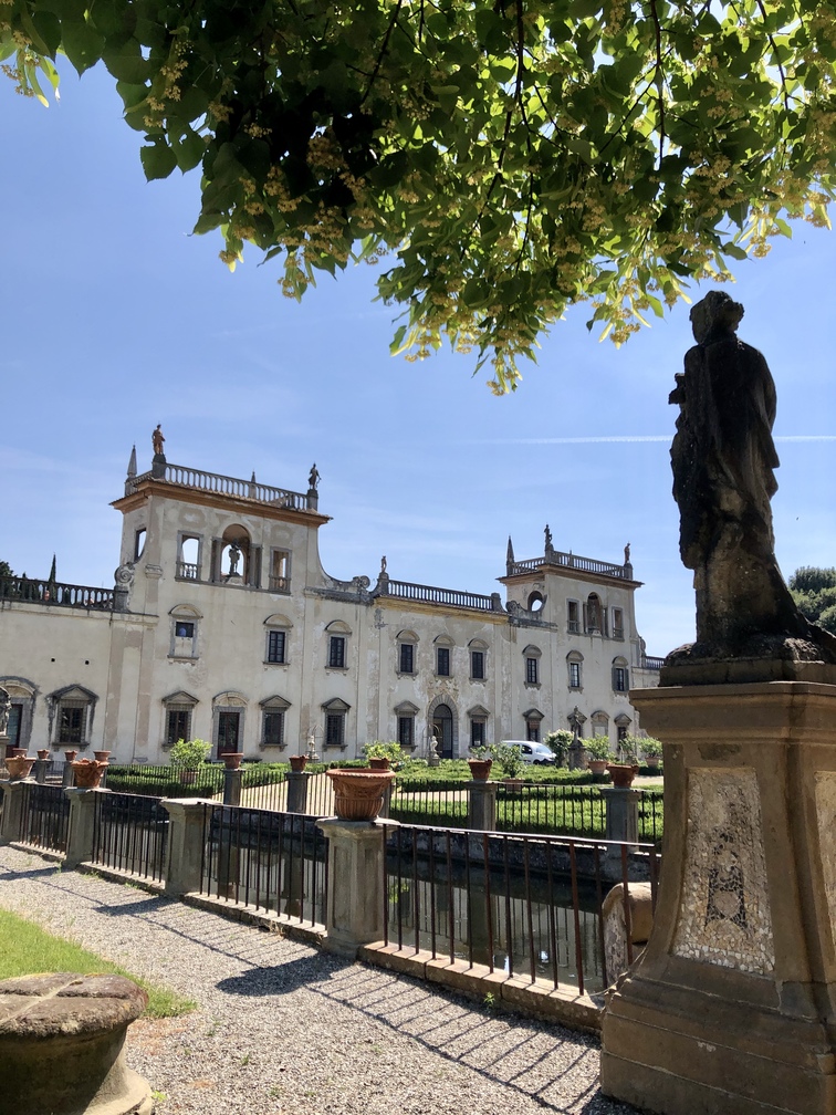 Villa Corsi Salviati - cancello sul lato ovest e muro del lato sud.
