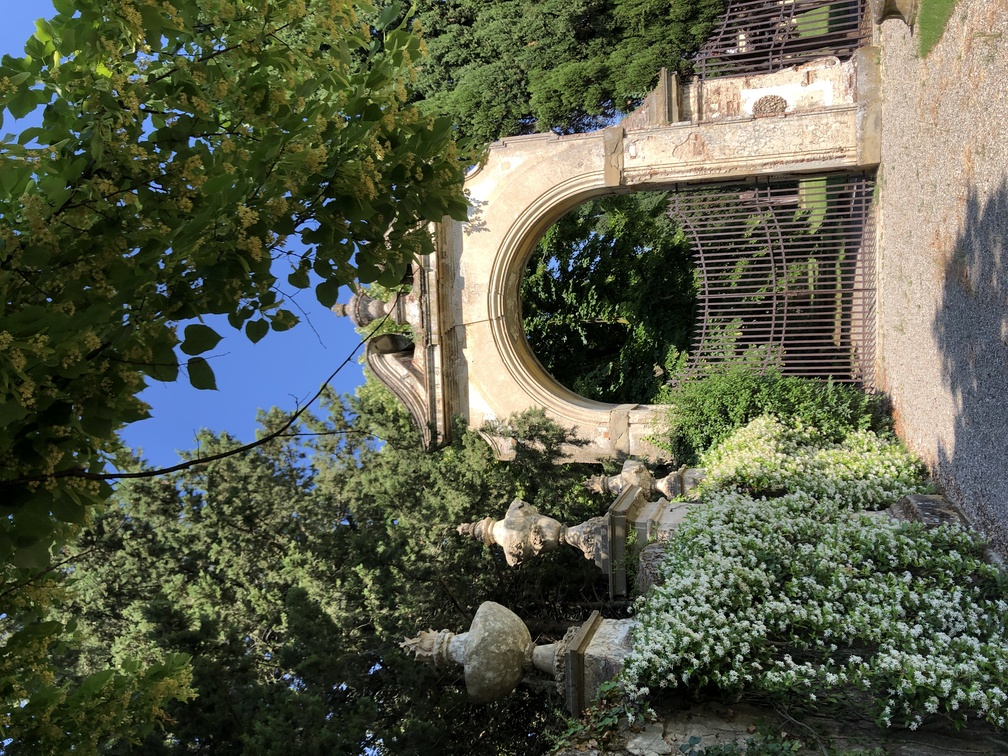 Villa Corsi Salviati - cancello sul lato ovest e muro del lato sud.