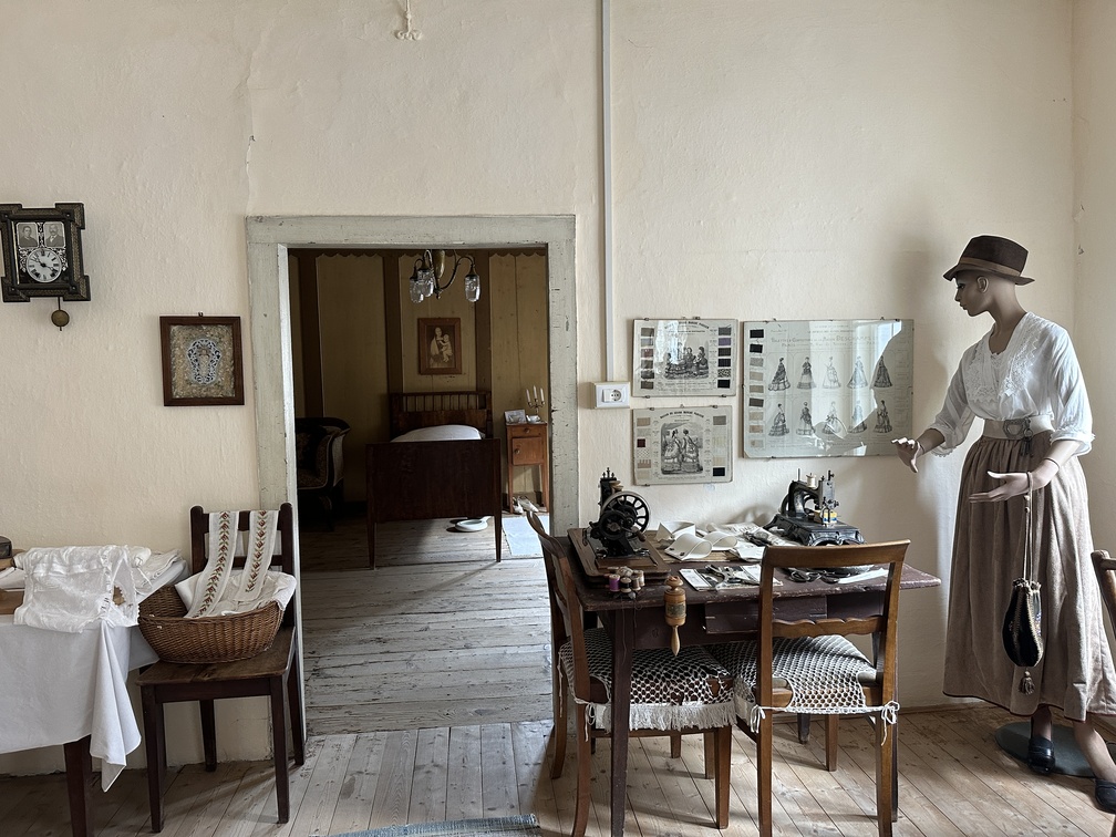 Museo della Cultura Popolare di Egna - strumenti per il cucito e camera da letto.