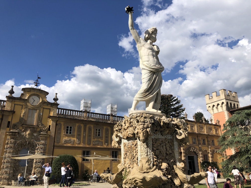 Villa Salviati - esterno, statua di Zeus.