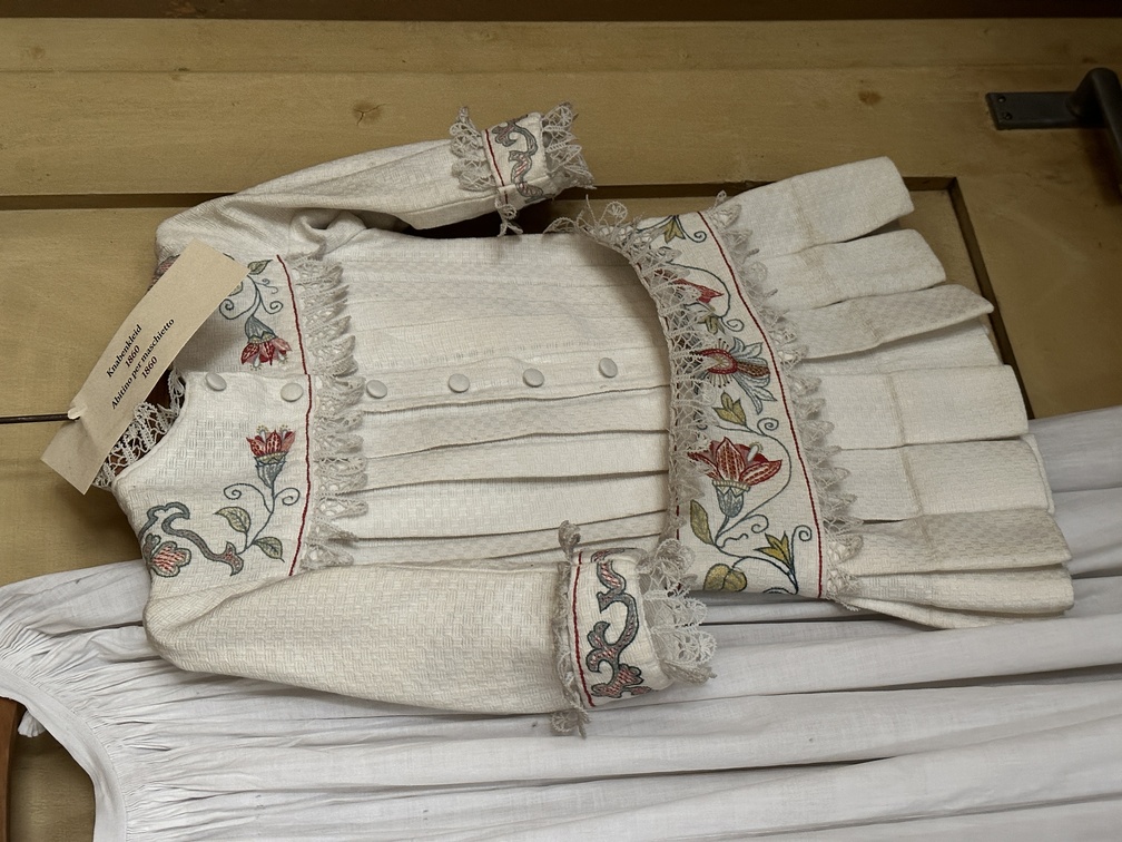 Museo della Cultura Popolare di Egna - abito da bambino, 1860.
