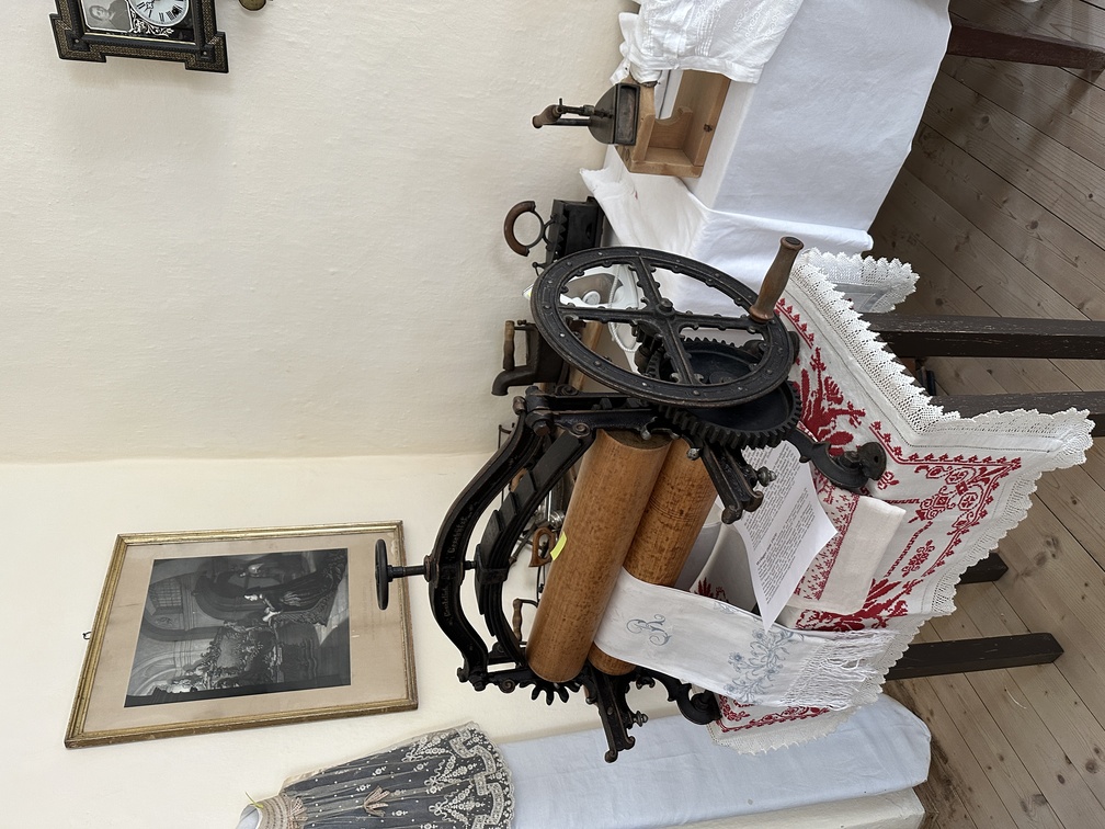 Museo della Cultura Popolare di Egna - strumento per stirare i panni.