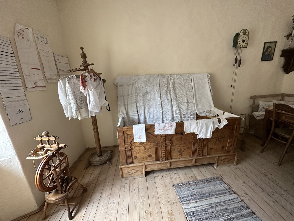 Museo della Cultura Popolare di Egna - biancheria e strumenti per il cucito.
