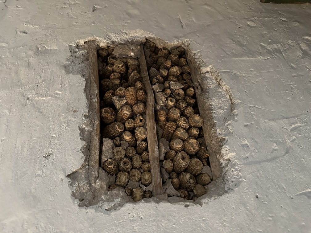 Museo della Cultura Popolare di Egna - muro con resti di pannocchie.