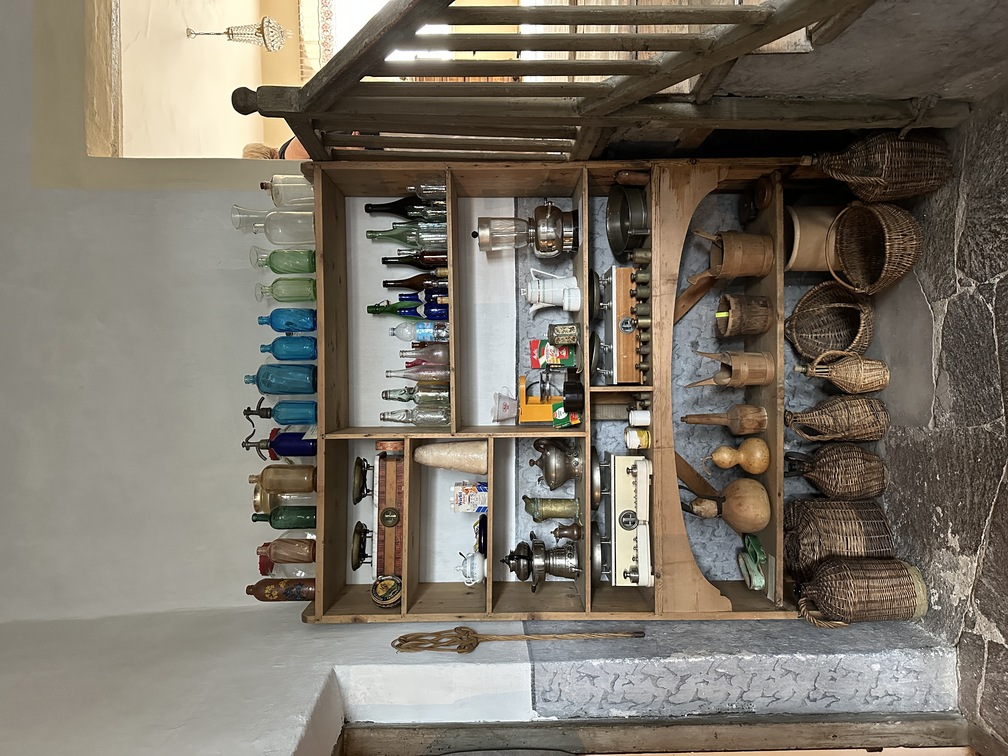 Museo della Cultura Popolare di Egna - scaffale con contenitori.