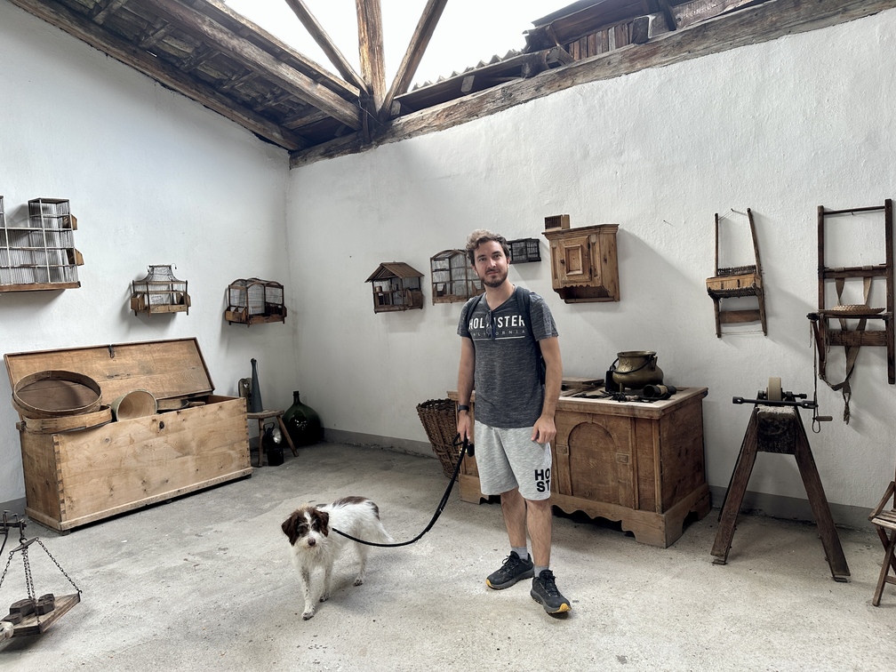 Museo della Cultura Popolare di Egna - attrezzi, bauli e gabbie.