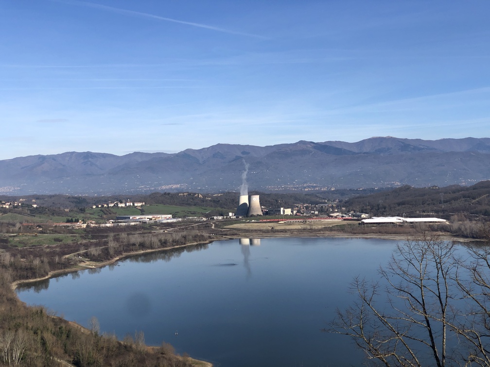 Museo MINE a Cavriglia - veduta dal giardino: Centrale di Santa Barbara e Pratomagno.
