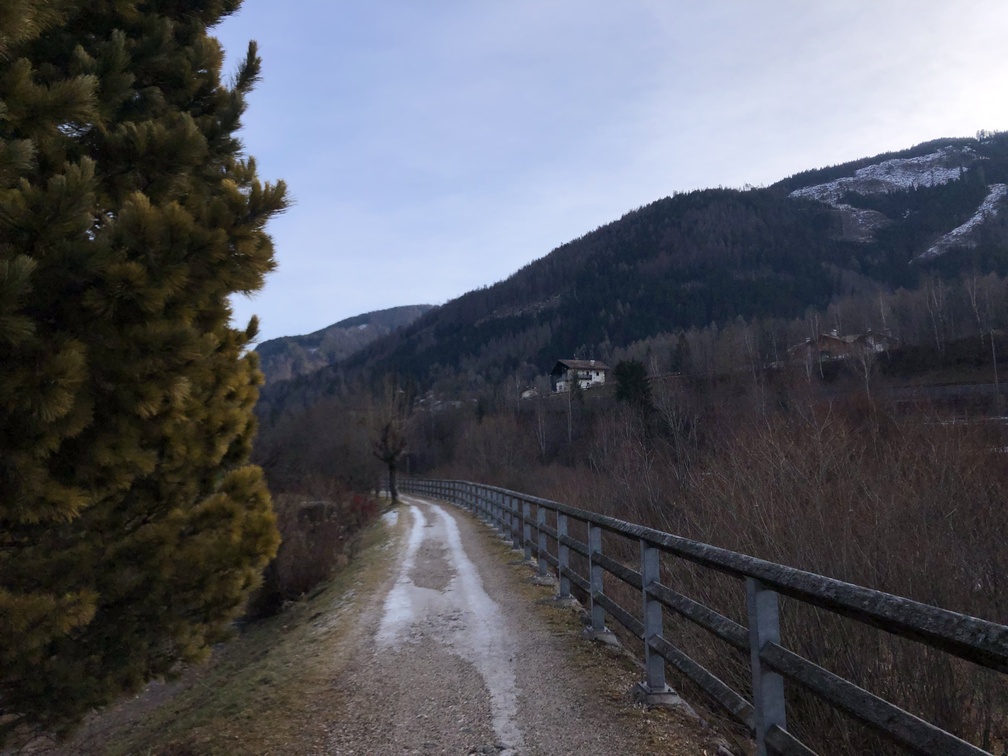 Ziano - strada a fianco dell'Avisio.