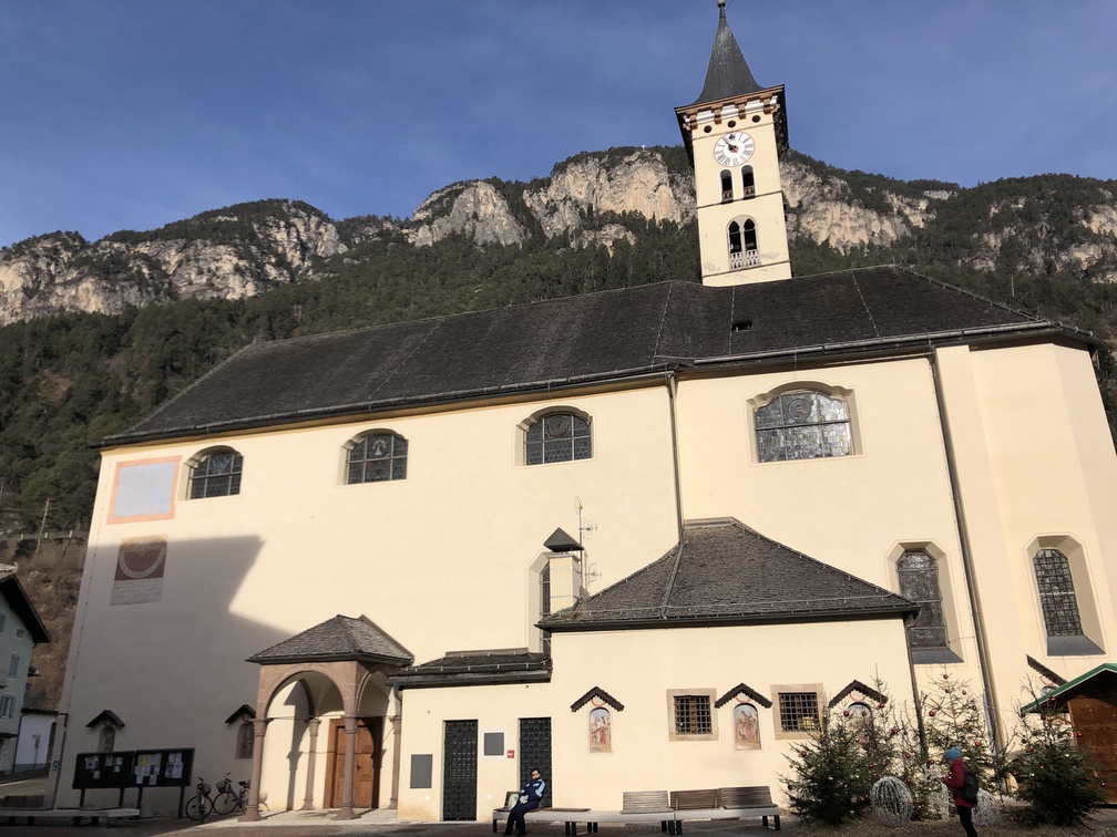 Ziano - Chiesa della Madonna di Loreto, con le meridiane.