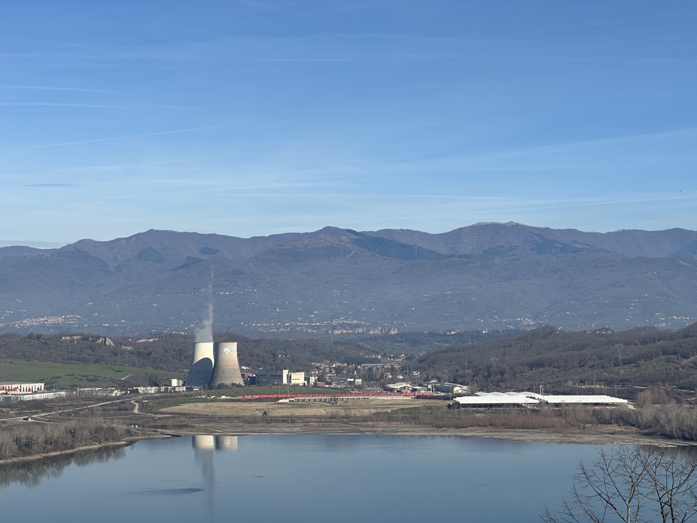 Museo MINE a Cavriglia - veduta dal giardino: Centrale di Santa Barbara e Pratomagno.