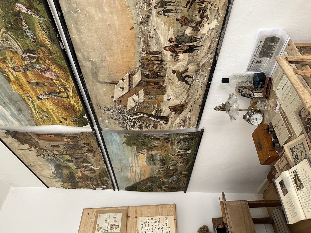 Museo della Cultura Popolare di Egna - scuola con tabelloni raffiguranti le stagioni.