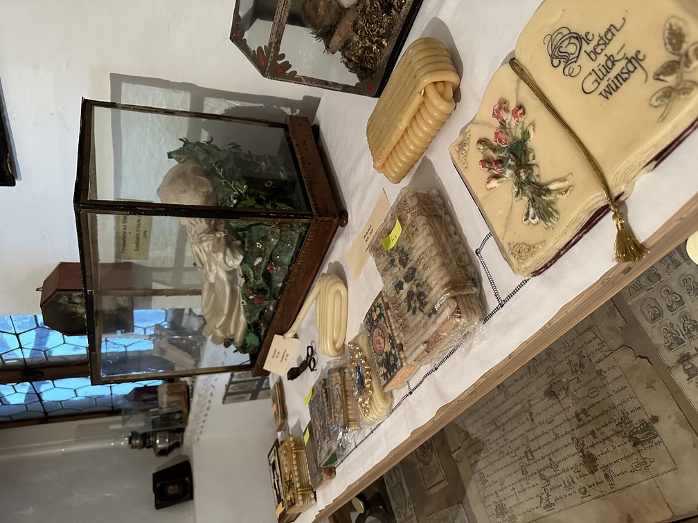 Museo della Cultura Popolare di Egna - libri di cera e oggetti di culto.