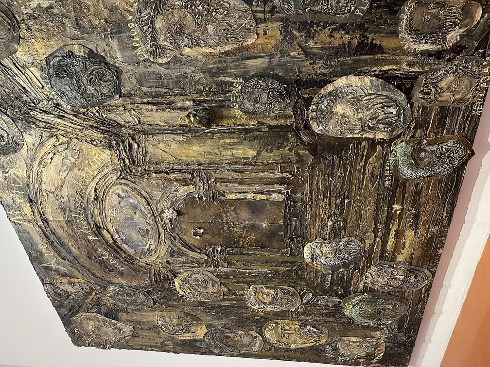 Anselm Kiefer, "Ave Maria", 2022, emulsione, olio, acrilico, gommalacca, foglia d'oro, sedimento di elettrolisi, tessuto, piombo e collage di tela su tela.