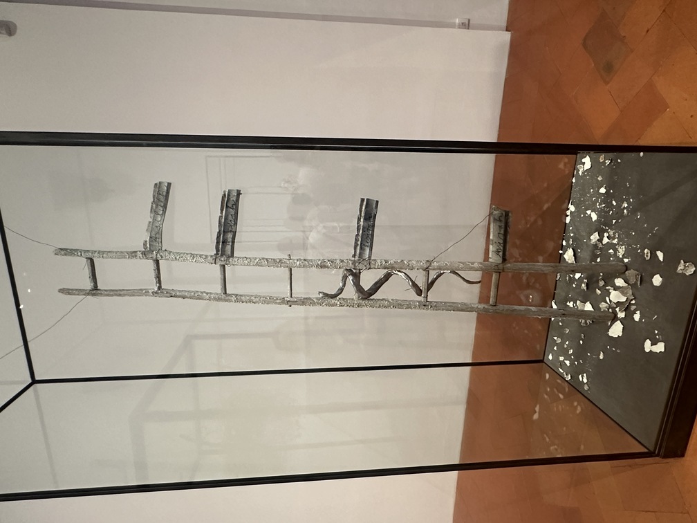 Anselm Kiefer, "En Sof (L'Infinito)", 2016, vetro, acciaio, legno, piombo, zinco, gesso, sedimenti di elettrolisi e carboncino.