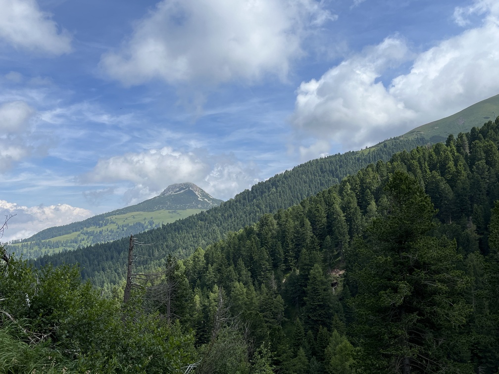 Salita verso la cima del Monte Cugola - veduta su Corno Bianco e le pendici di Corno Nero.