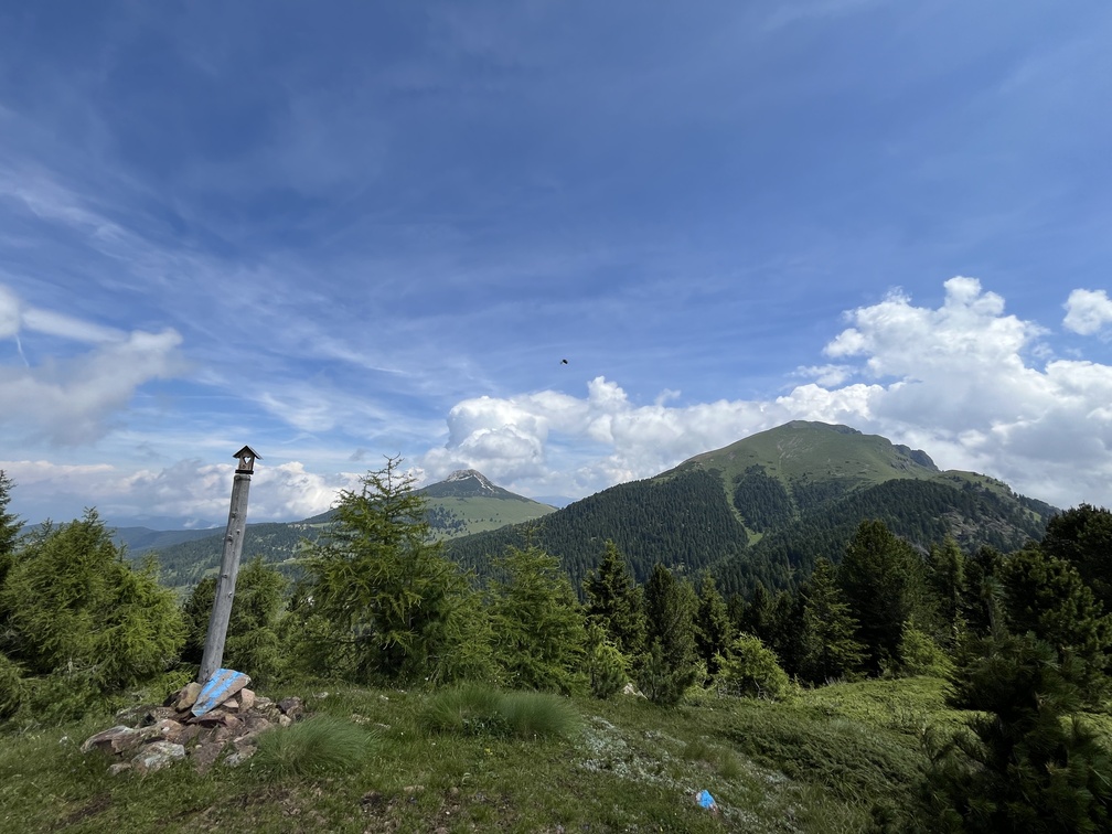 Cima Monte Cugola (2.077 m. s.lm.) - sullo sfondo, Corno Bianco e Corno Nero.
