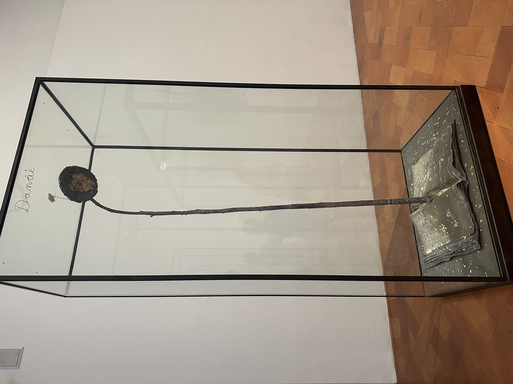 Anselm Kiefer, "Danae", 2016, vetro, metallo, resina, piombo, semi di girasole e foglia d'oro, metallo, gommalacca, emulsione, acrilico e argilla.