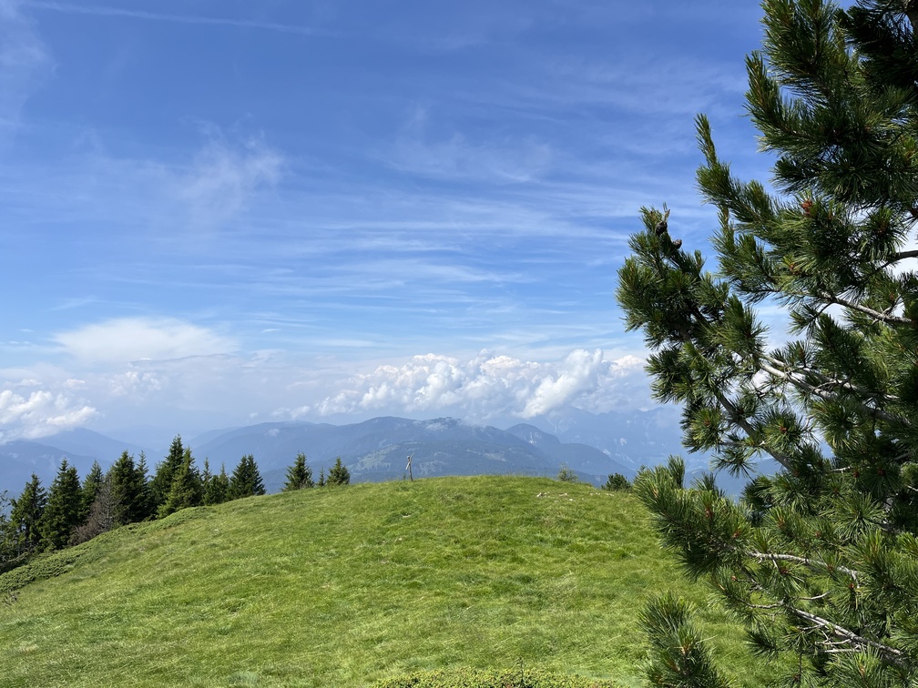 Cima Monte Cugola (2.077 m. s.lm.) - panorama verso le montagne oltre la Valle dell'Adige.