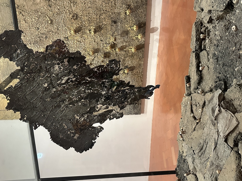 Anselm Kiefer, Anselm Kiefer, "Locus solus (Il luogo solitario)", 2019-2023, vetro, acciaio, piombo, resina, foglia d'oro, gesso, carboncino, asfalto, ghiaia, cenere, tessuto, emulsione, olio e gommalacca.