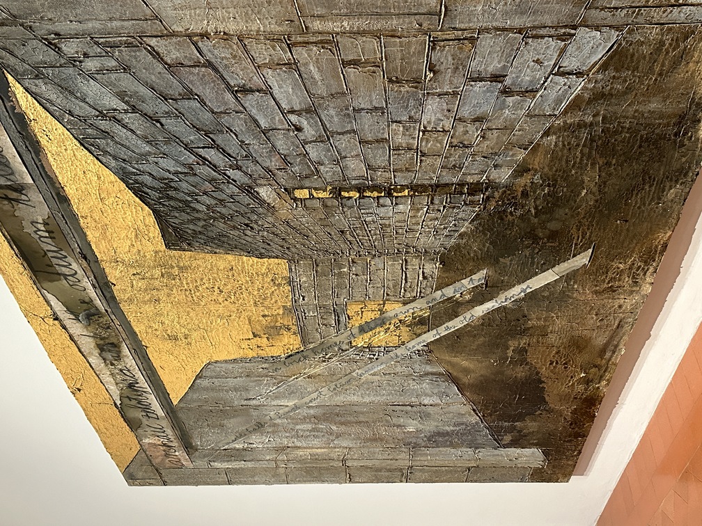 Anselm Kiefer, "Archaic zelotypia and the odium teleologicum (Zelotipia arcaica e lo odium teleologicum)", 2023, emulsione, acrilico, gommalacca, foglia d'oro, cartone e carboncino su tela.