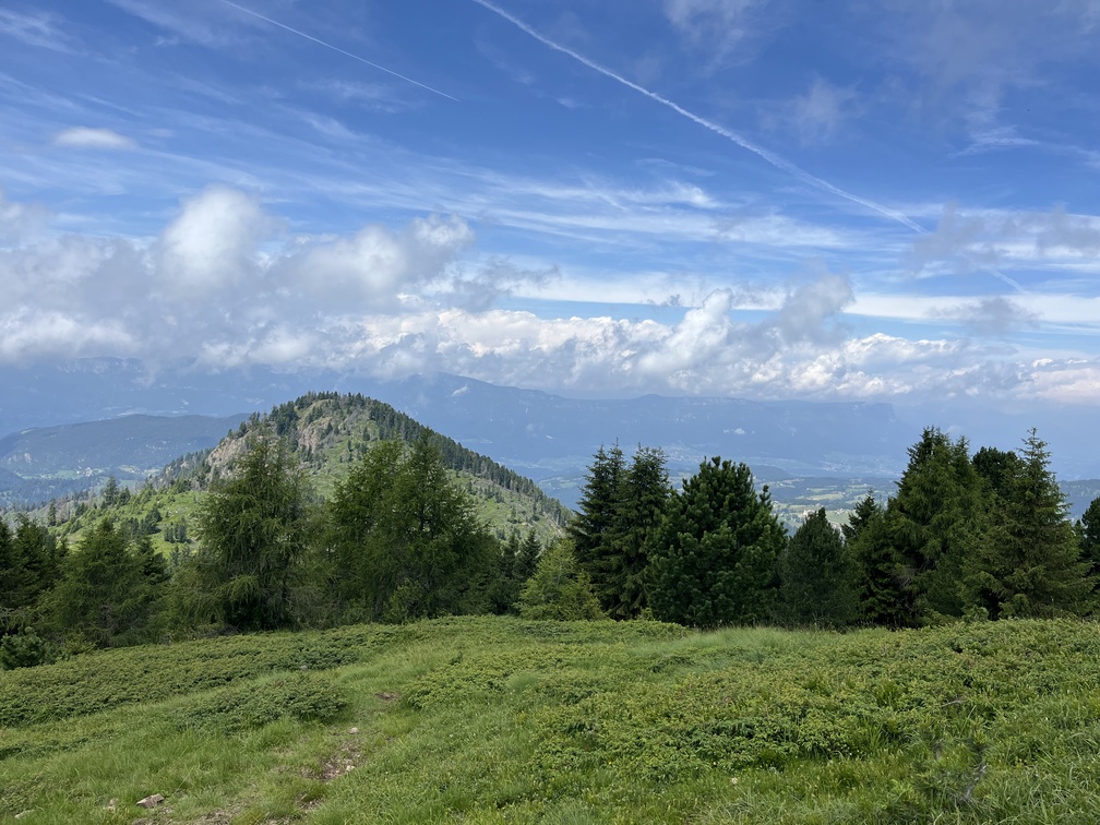 Cima Monte Cugola (2.077 m. s.lm.) - panorama verso le montagne oltre la Valle dell'Adige.