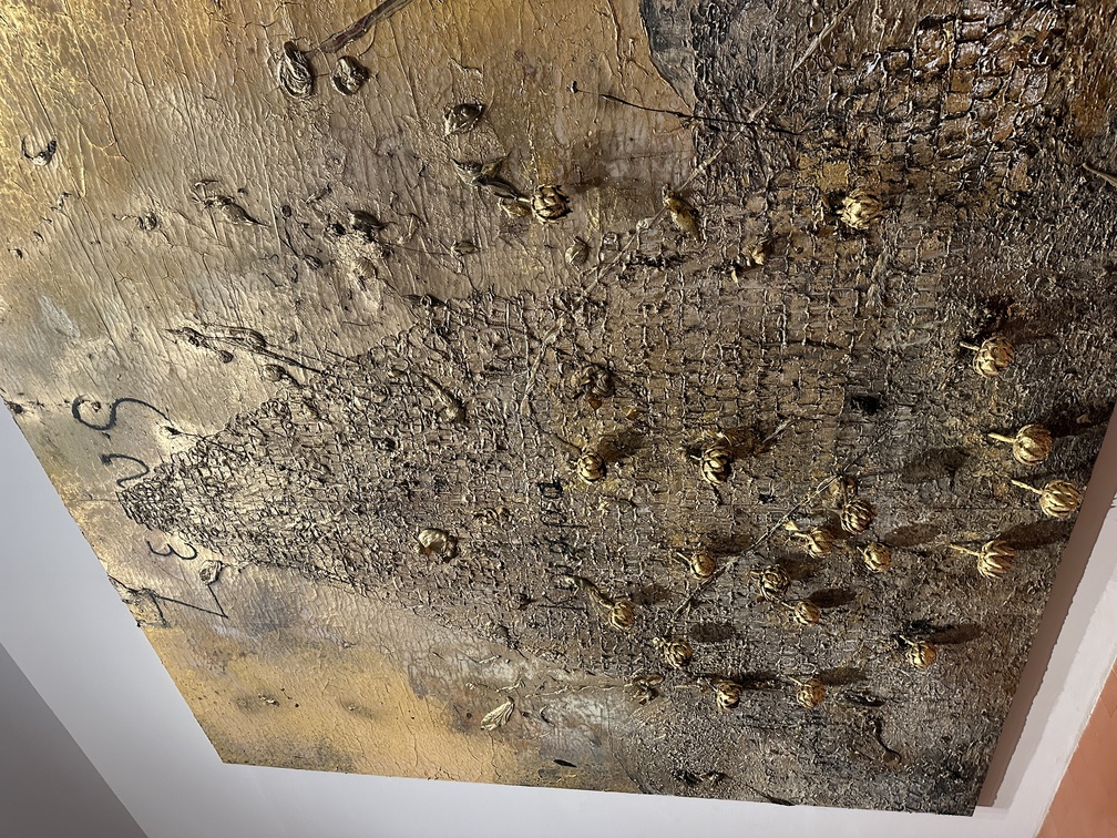 Anselm Kiefer, "Cynara", 2023
emulsione, olio, acrilico, gommalacca, foglia d'oro e carciofi essiccati su tela.