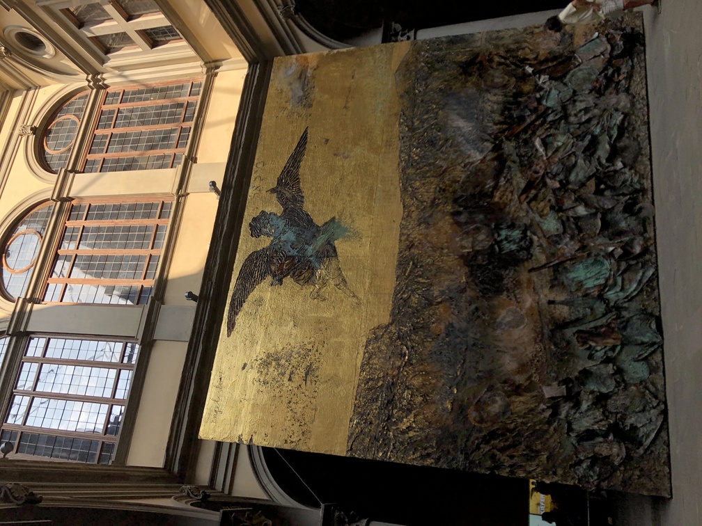 Anselm Kiefer, "Caduta dell’angelo", 2022-2023, emulsione, olio, acrilico, gommalacca, foglia d'oro, tessuto, sedimento di elettrolisi e carboncino su tela.