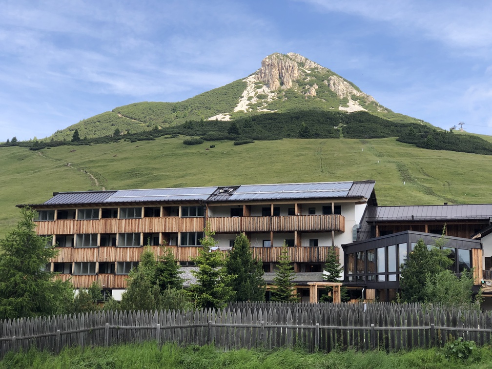 Sentiero n. 14 verso Passo Cugola - Berghotel Jochgrimm e, sullo sfondo, Corno Bianco.