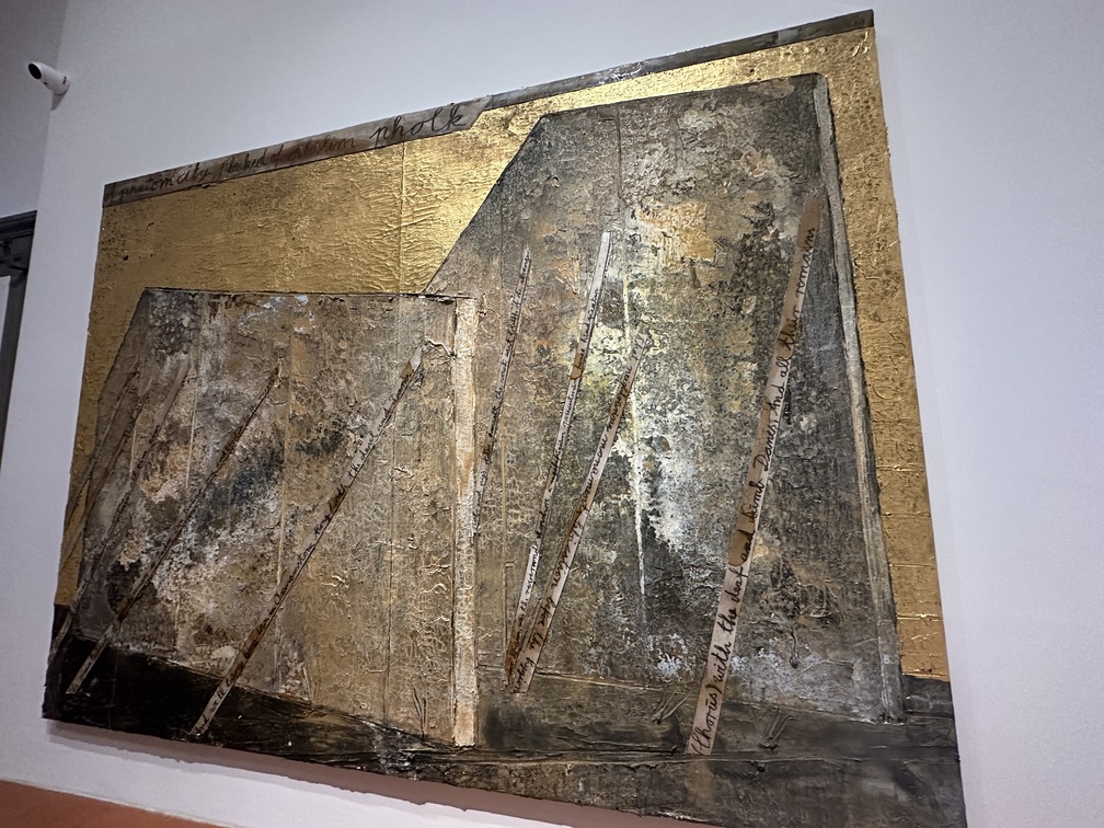 Anselm Kiefer, "A phantom city, phaked of philim pholk (Una città fantasma, falsata dalla folla dei film)", 2023, emulsione, acrilico, gommalacca, foglia d'oro, cartone e carboncino su tela.
