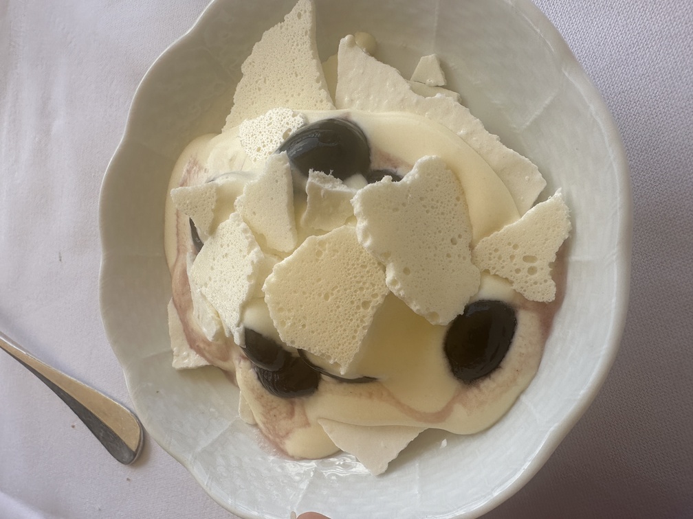 Pensione Bencistà a Fiesole - brunch:  meringata alle ciliegie.