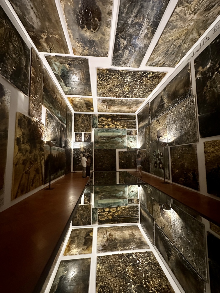 Anselm Kiefer, "Vestrahlte Bilder (Dipinti irradiati)", 1983-2023, 60 dipinti e specchi.