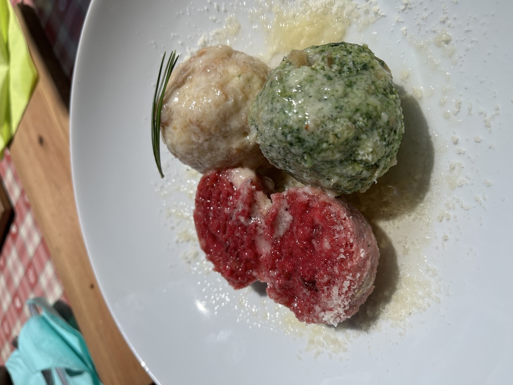 Malga Isi Hütte - tris di canerderli (barbabietola, spinaci, formaggio).