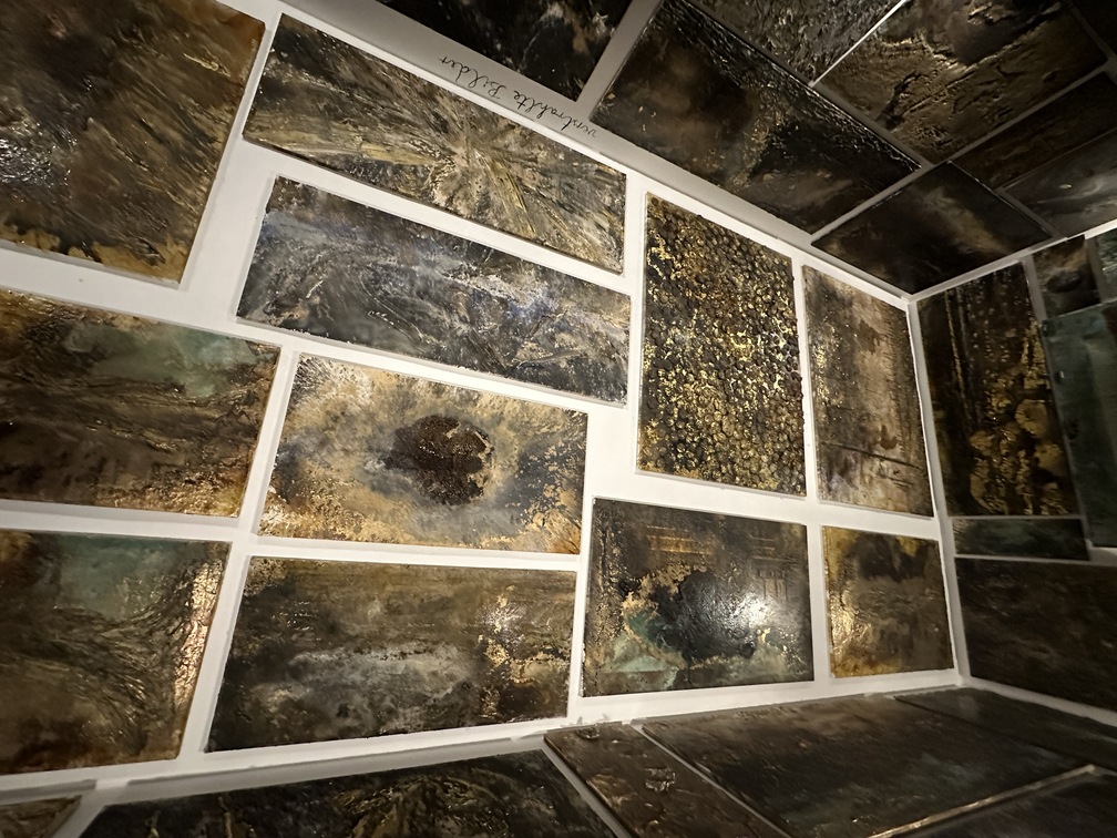 Anselm Kiefer, "Vestrahlte Bilder (Dipinti irradiati)", 1983-2023, 60 dipinti e specchi.