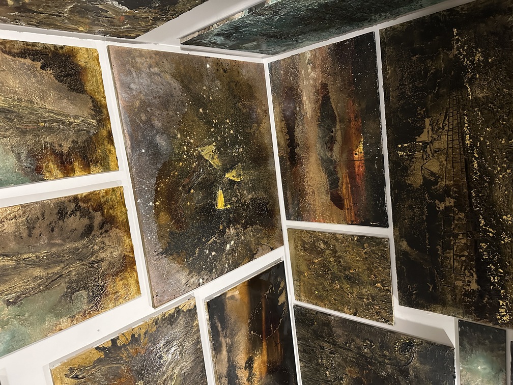 Anselm Kiefer, "Vestrahlte Bilder (Dipinti irradiati)", 1983-2023, 60 dipinti e specchi.