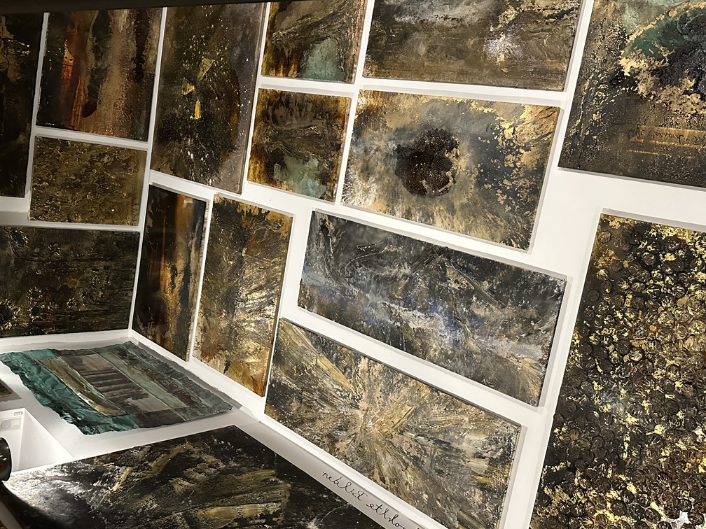 Anselm Kiefer, "Vestrahlte Bilder (Dipinti irradiati)", 1983-2023, 60 dipinti e specchi.