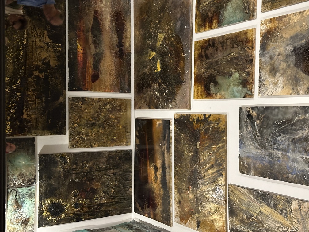 Anselm Kiefer, "Vestrahlte Bilder (Dipinti irradiati)", 1983-2023, 60 dipinti e specchi.