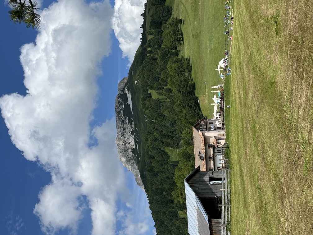 Malga Gurndin e, sullo sfondo, Corno Bianco.