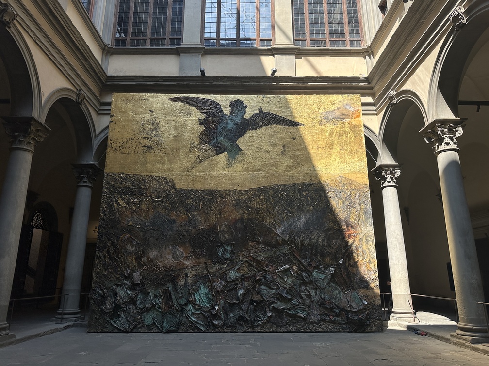 Anselm Kiefer, "Caduta dell’angelo", 2022-2023, emulsione, olio, acrilico, gommalacca, foglia d'oro, tessuto, sedimento di elettrolisi e carboncino su tela.