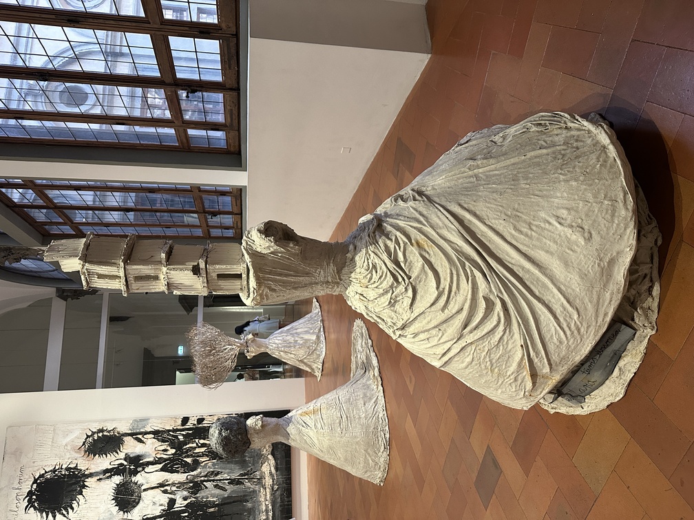 Anselm Kiefer, "Ave Maria turris eburnea (Ave Maria, torre d’avorio)", 2017, resina e gesso.