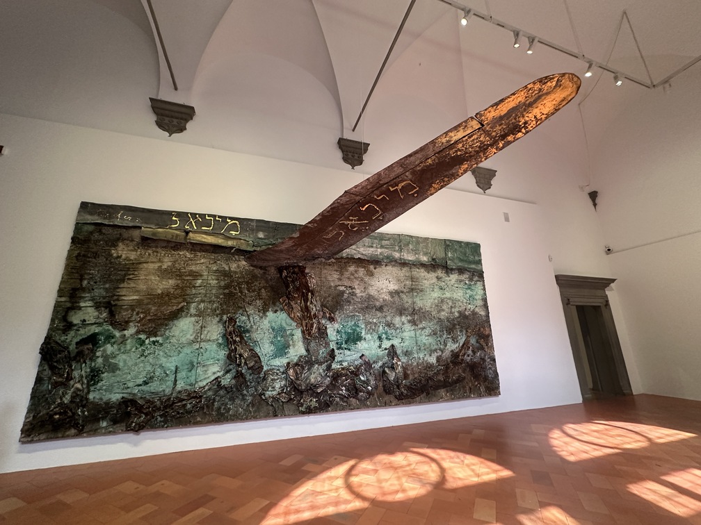 Anselm Kiefer, "Luzifer (Lucifero)", 2012-2023, emulsione, olio, acrilico, gommalacca, foglia d'oro, sedimento di elettrolisi, tessuto e stampa fotografica su tela su carta.