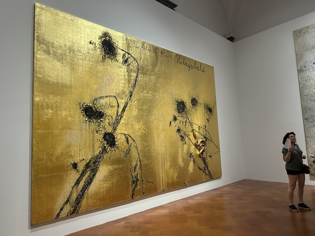 Anselm Kiefer, "Für Antonin Artaud: Helagabale (Per Antonin Artaud: Eliogabalo)", 2023, emulsione, olio, acrilico, gommalacca, foglia d'oro, sedimento di elettrolisi, gesso, terracotta e fili di acciaio su tela.