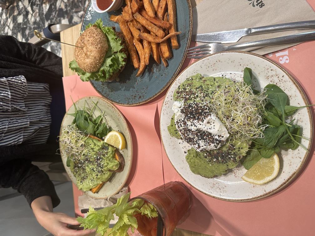 Shake Cafè a Firenze - brunch con hamburger, avocado toast con uovo e patate dolci e avocado.