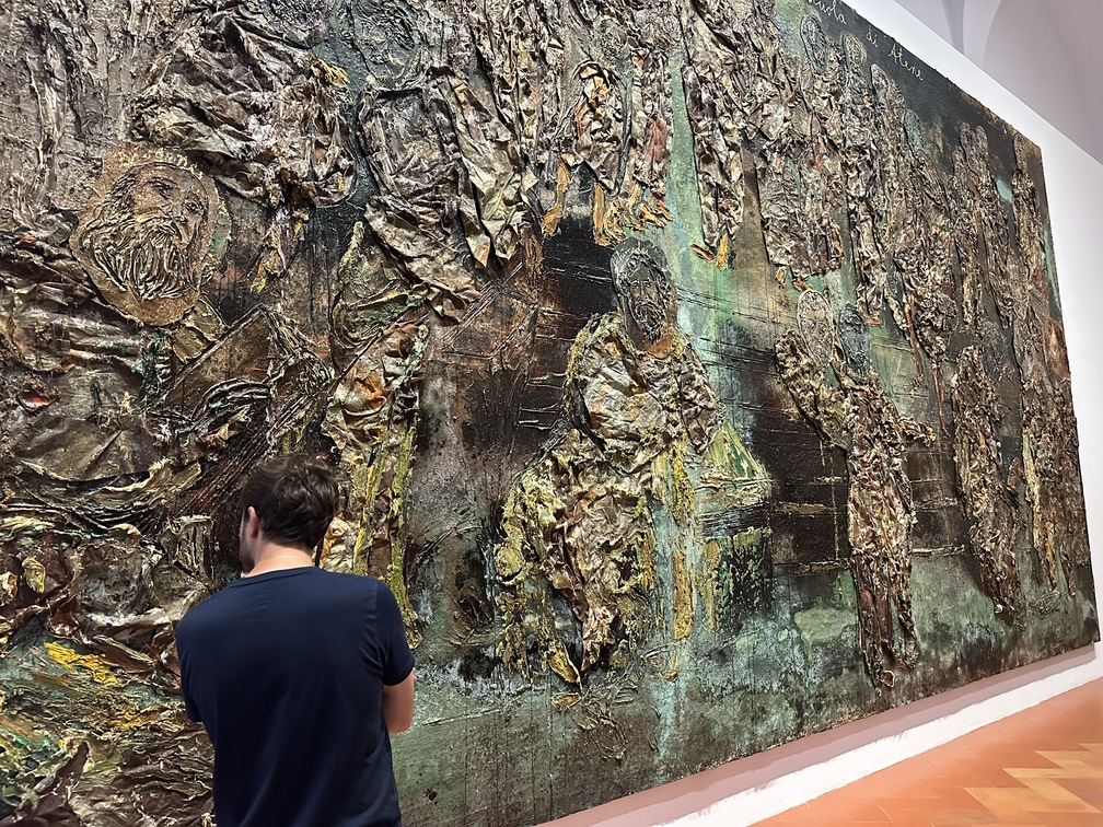 Anselm Kiefer, "La Scuola di Atene", 2022, emulsione, olio, acrilico, gommalacca, foglia d'oro, sedimento di elettrolisi, tessuto e collage di tela su tela.